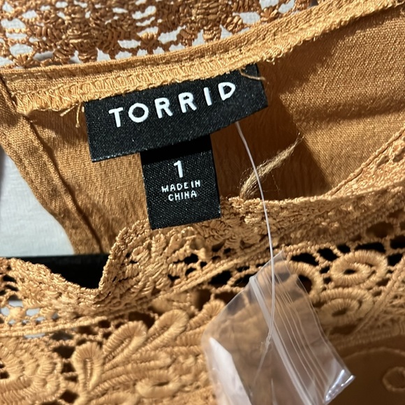NWT Torrid lace crochet yoke top, flutter sleeve blouse with high neck, size 1 - Picture 2 of 4